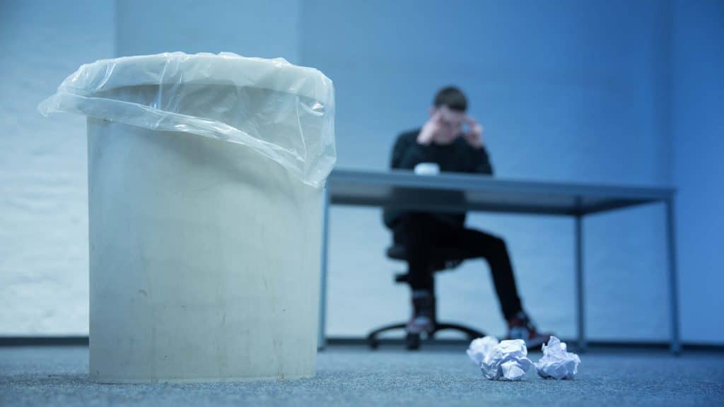 Die Mediengestalter Bild und Ton in einem Filmprojekt, Papierknäuel neben Mülleimer